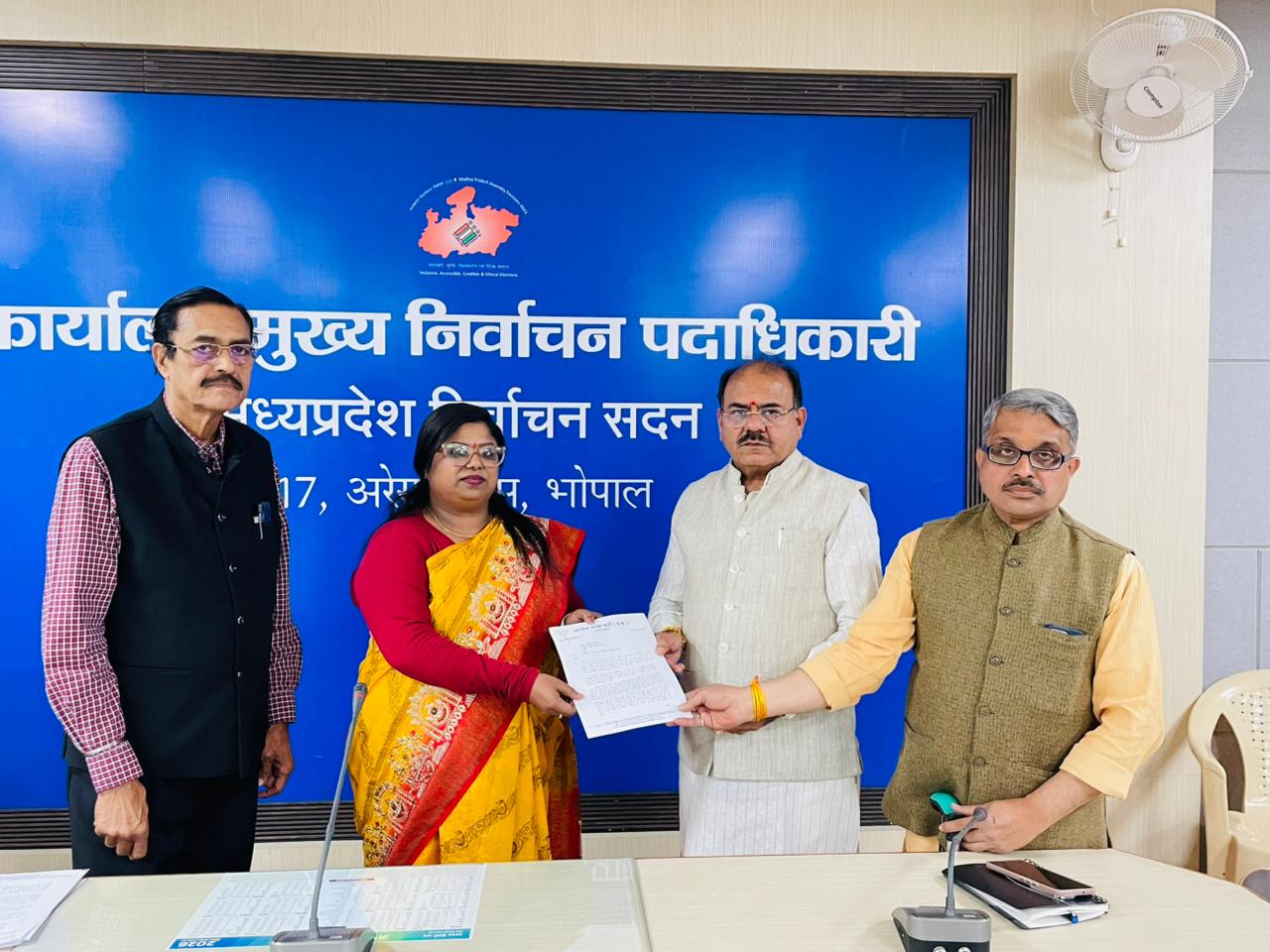 भाजपा प्रतिनिधिमंडल ने मुख्य निर्वाचन पदाधिकारी को सौंपा महत्वपूर्ण ज्ञापन,फॉर्म-6, 7 एवं 8 के विधिवत, पारदर्शी एवं समयबद्ध निराकरण की मांग 22 IMG 20260123 WA0092