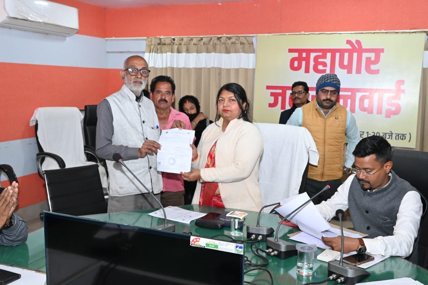 महापौर की पहल पर निगम कार्यालय में पहली बार आयोजित हुई महापौर जनसुनवाई, आमजनों की 26 शिकायतों एवं समस्याओं को सुनकर महापौर ने दिए त्वरित निराकरण के दिए निर्देश 8 IMG 20260127 WA0027 1