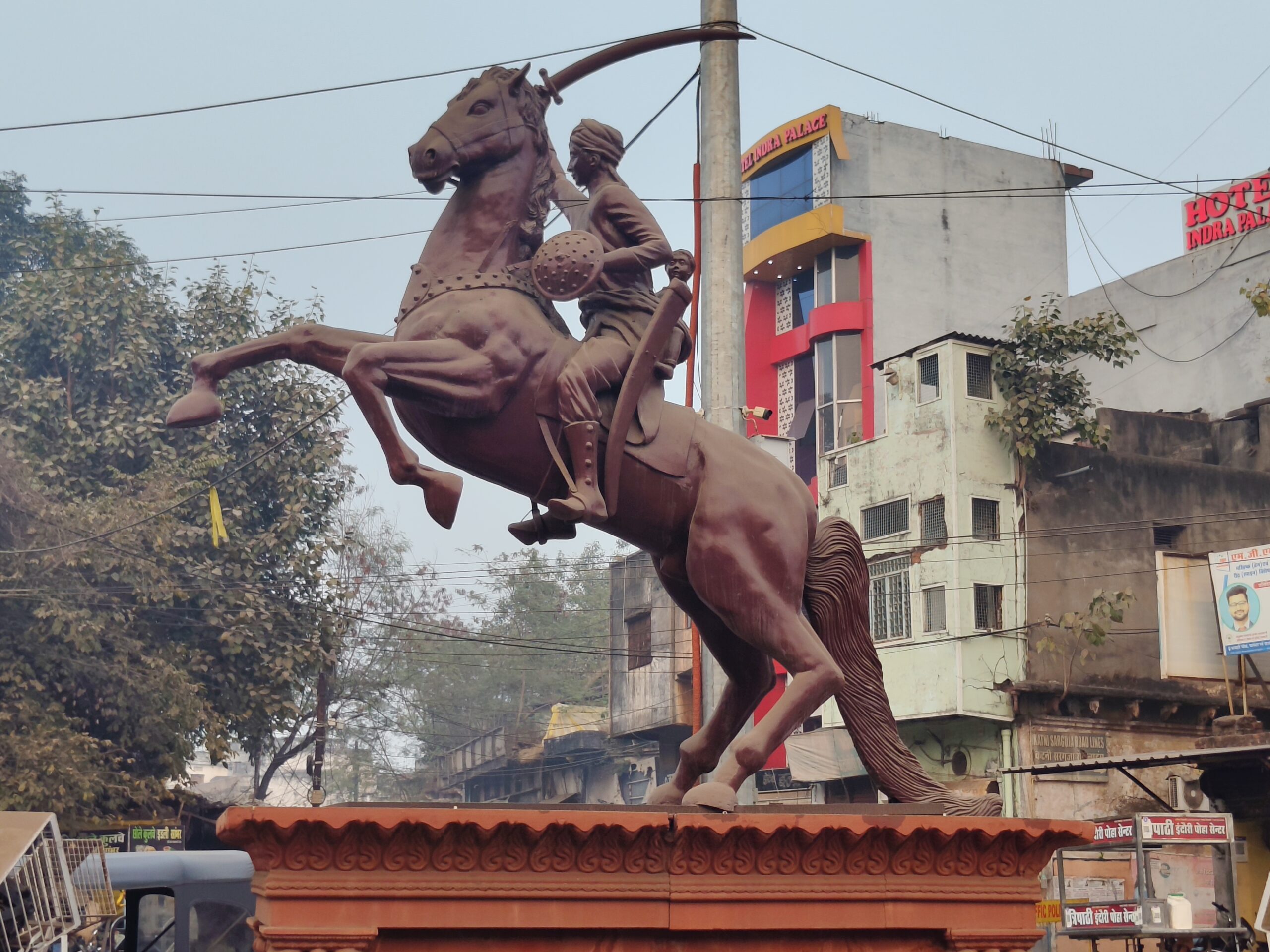 नगर निगम की उदासीनता के कारण धूल से सन गई कचहरी चौक में स्थापित महारानी लक्ष्मीबाई की प्रतिमा 22 IMG20260103170933 scaled