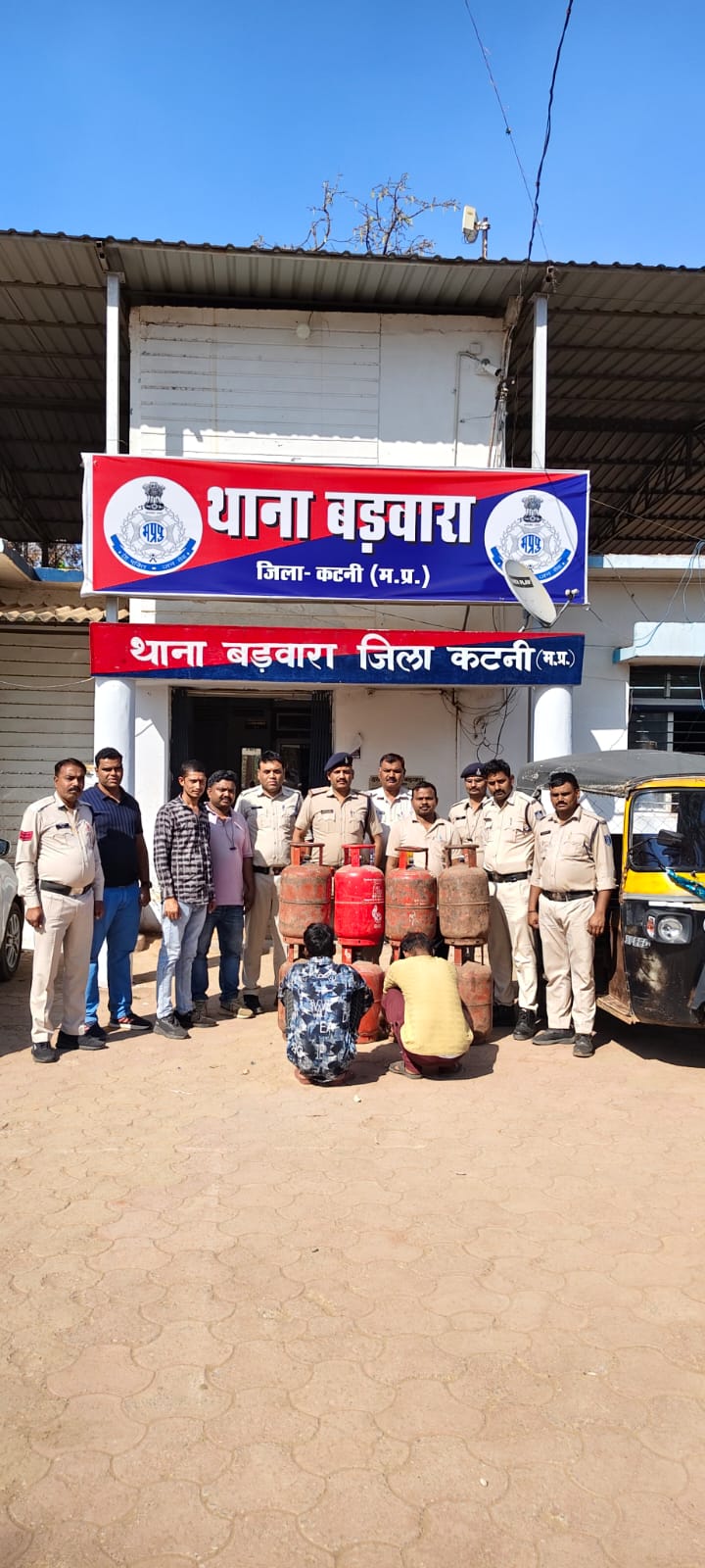 बड़वारा पुलिस नें किया गैस सिलेण्डर चोर गिरोह का पर्दाफाश ,8 सिलेंडर व ऑटो किया जप्त 22 IMG 20260326 WA0115