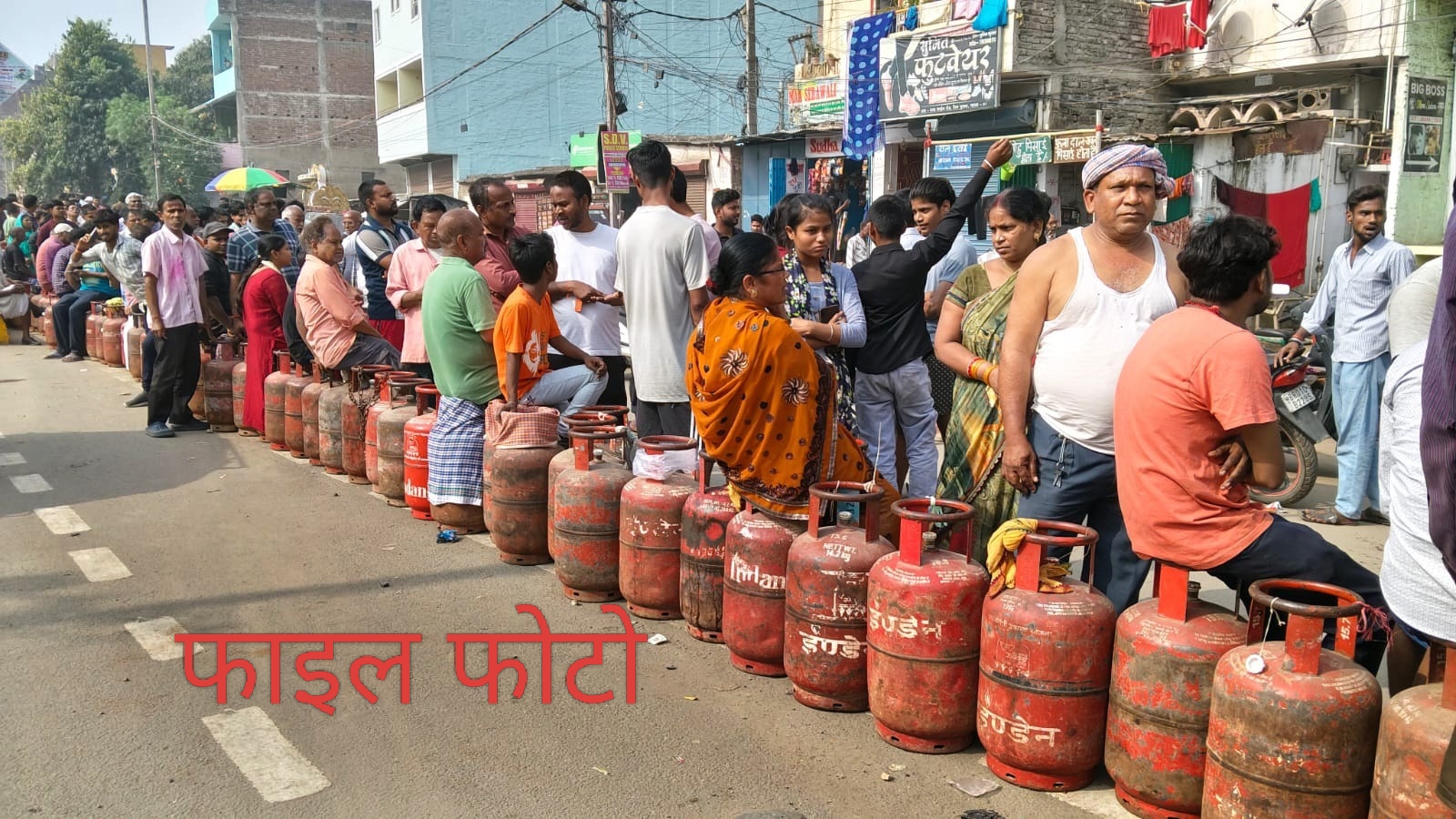 शहर में बढ़ती जा रही घरेलू गैस सिलेंडर की समस्या, कालाबाजारी भी बढ़ी, 1200 से 1500 रूपए तक वसूले जा रहे दाम, प्रशासन के दावे हवा में 22 IMG 20260316 140113