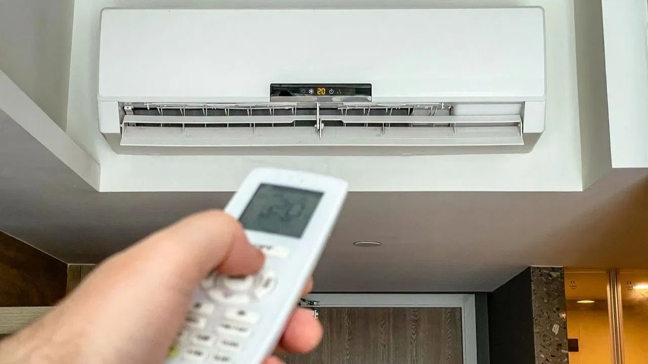 गर्मियों में AC का इस्तेमाल: सेहत के लिए कब बन सकता है नुकसानदायक, डॉक्टर ने दी सलाह