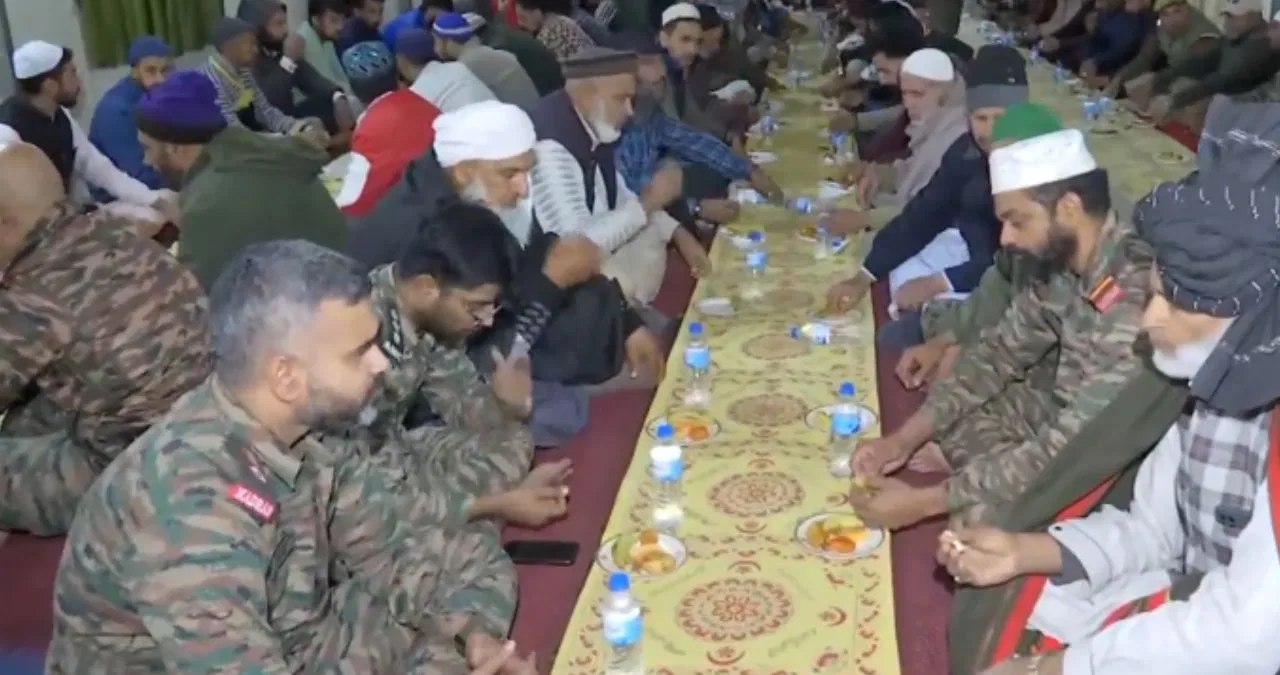 पुंछ में भारतीय सेना की इफ्तार पार्टी, स्थानीय लोगों के साथ मिलकर खोला रोजा