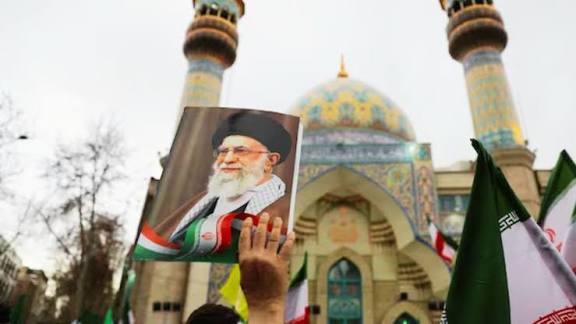 Iran Israel US war ईरानी सुप्रीम लीडर अयातुल्ला अली खामेनेई की मौत,बेटी, दामाद, पोती और बहू भी मारे गए 22 images 68