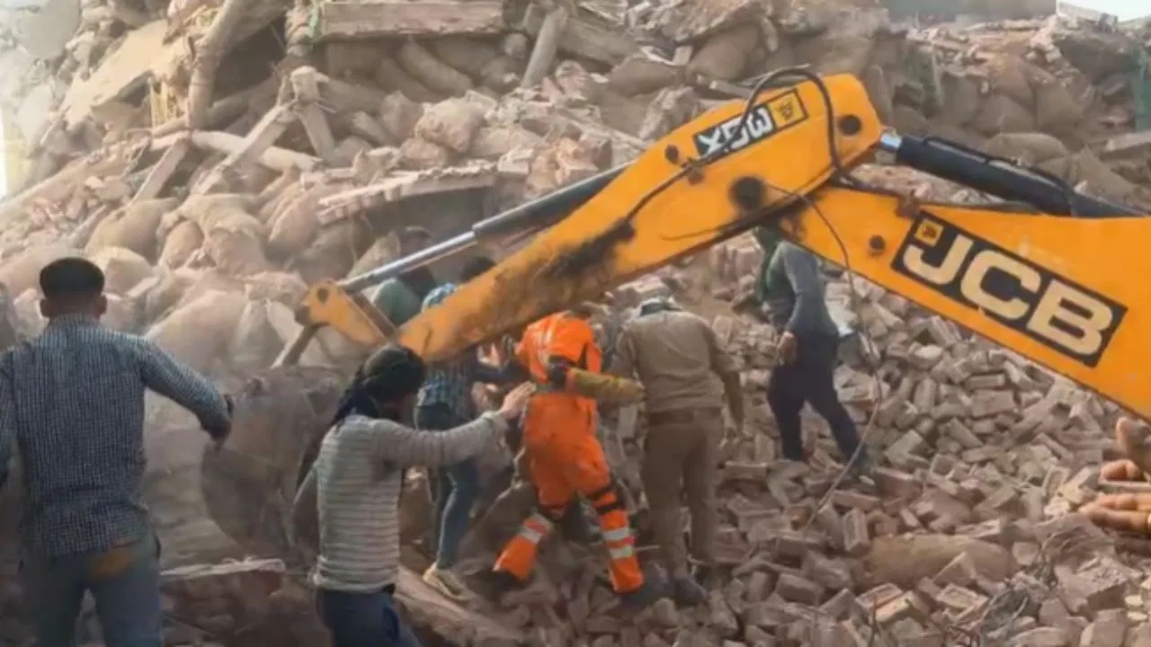 प्रयागराज में कोल्ड स्टोर हादसा: दीवार गिरने से 20 मजदूर मलबे में दबे, रेस्क्यू जारी