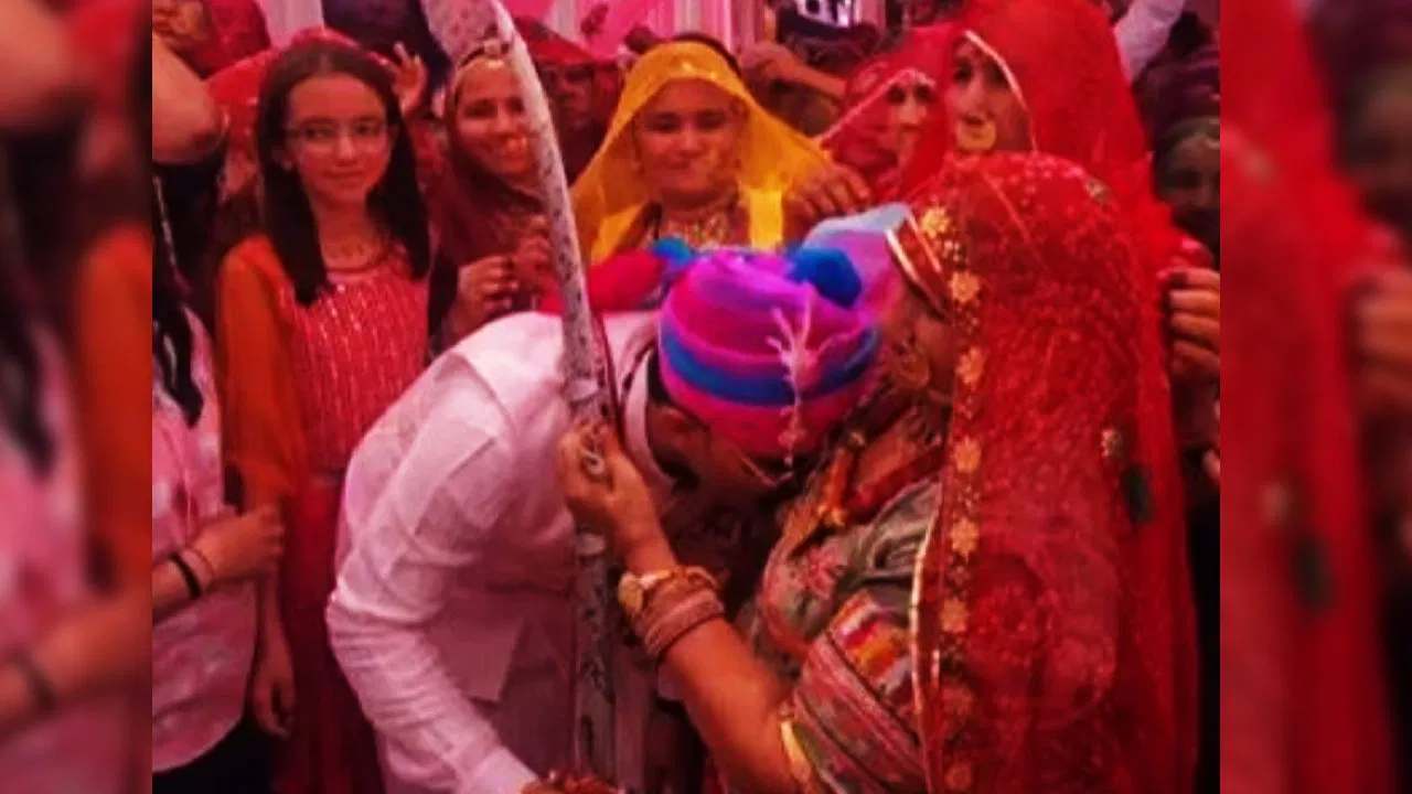 IPS शादी की अनोखी रस्म: बारात से पहले मां ने दूल्हे को पिलाया दूध, परंपरा हुई वायरल