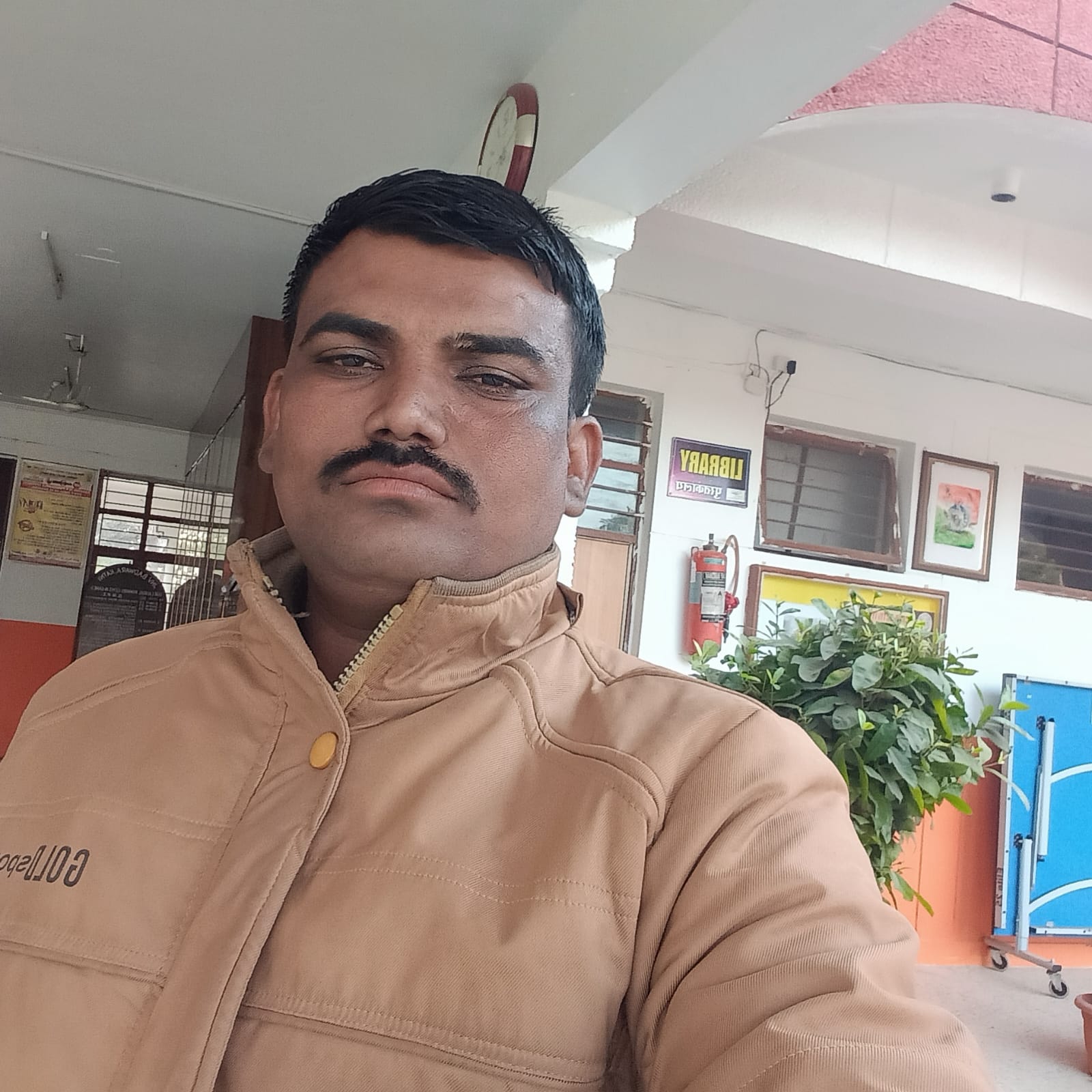 कटनी के पहले राहवीर कमलेश निषाद को 25 हजार रुपये की प्रोत्साहन राशि मिली