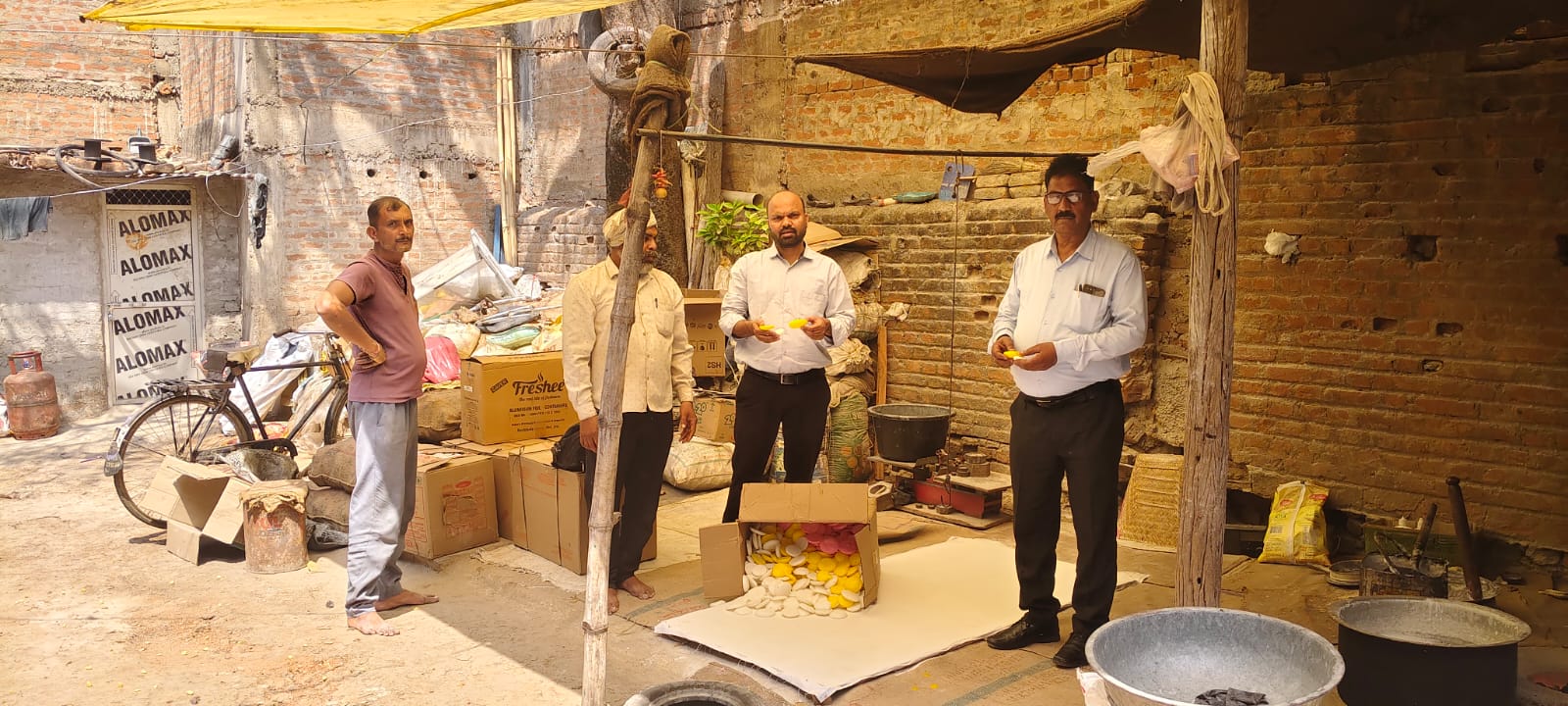 कटनी में मिलावटखोरी और अवैध गैस जमाखोरी पर प्रशासन का सख्त अभियान: सिलेंडर जब्त, खाद्य नमूने जांच के लिए लिए गए