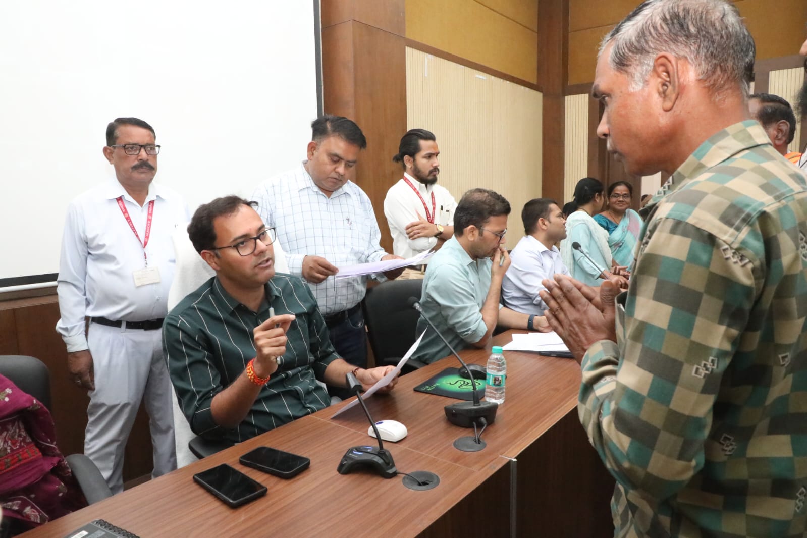 Katni Collector News: जनसुनवाई में उमड़ी भीड़, पेंशन, राशन और जमीन विवाद के मामले सामने