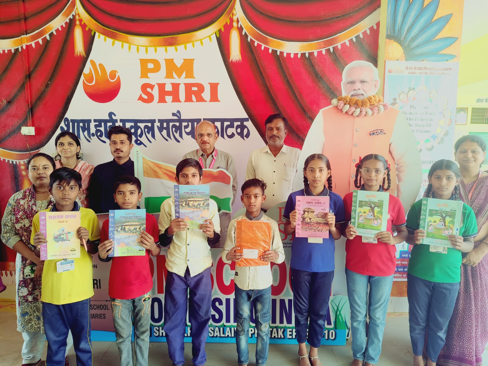 कटनी में 'भविष्य से भेंट' कार्यक्रम: अधिकारी बने शिक्षक, बच्चों को दी सफलता के मंत्र