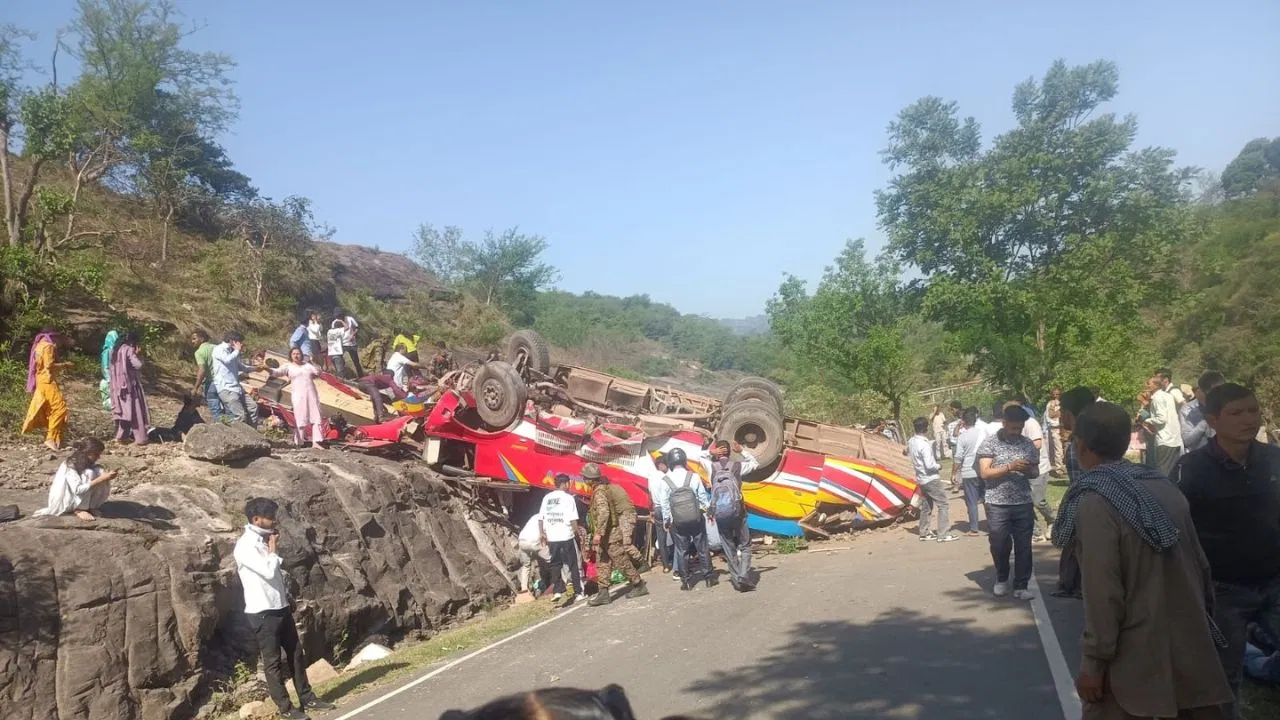 Ramnagar Bus Accident Jammu: उधमपुर में बस पलटी, 15 की मौत, 20 गंभीर घायल- Latest News