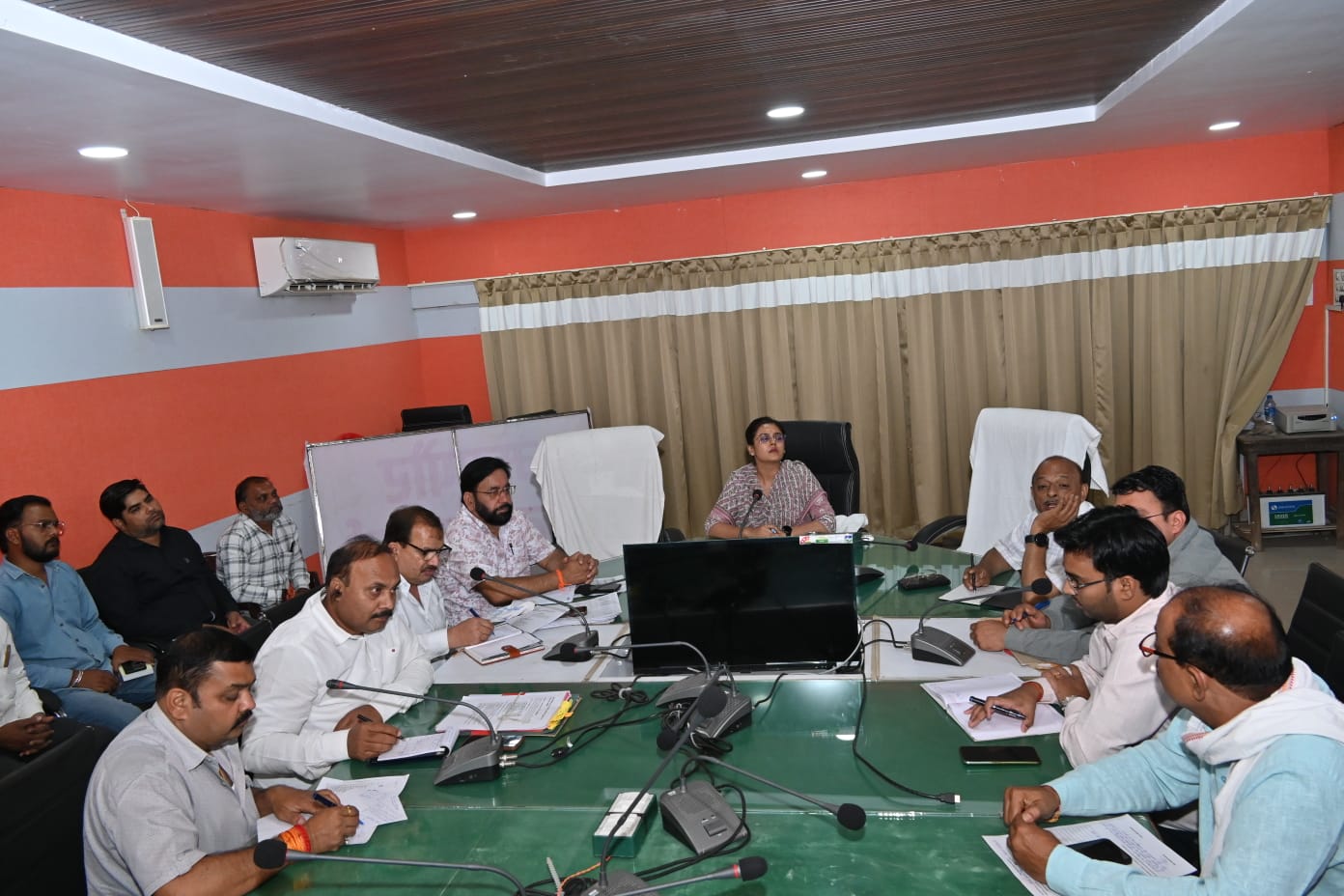 निगमायुक्त तपस्या परिहार ने स्वच्छ सर्वेक्षण के कार्यों की,की समीक्षा,नोडल अधिकारियों एवं वार्ड दरोगाओं से लिया फीडबैक, दिए आवश्यक निर्देश 22 IMG 20260411 WA0021