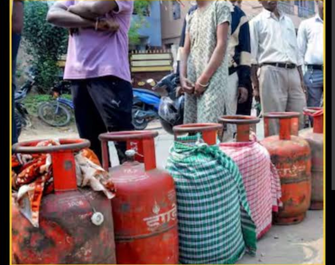 आंखों देखी: कटनी में रसोई गैस वितरण चरमराया, घंटों लाइन के बाद भी खाली हाथ लौट रहे उपभोक्ता, गुप्ता गैस में तो युद्ध के हालात पर दिया जा रहा मैडम का ज्ञान 22 Screenshot 20260401 061722 Chrome