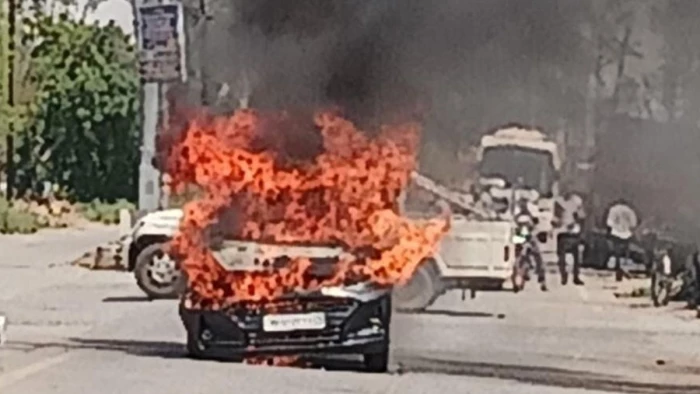 मालनपुर इंडस्ट्रियल एरिया में बड़ा हादसा टला: CNG कार में लगी भीषण आग, अंदर फंसा चालक