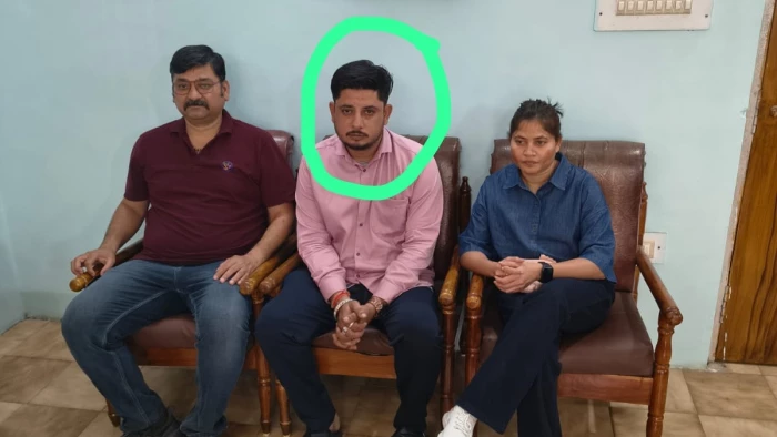 चाय की दुकान पर रिश्वत लेते पकड़ा गया PHE कर्मचारी, लोकायुक्त की बड़ी कार्रवाई
