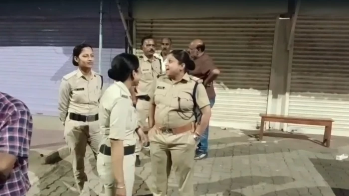 लाड़ली पथ पर शराब दुकान का विरोध, जबलपुर में शराब दुकान शिफ्टिंग पर हंगामा, कर्मचारियों को खदेड़ा