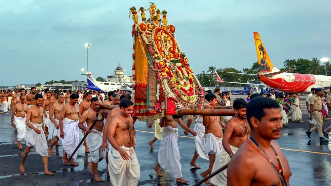 केरल में अंतरराष्ट्रीय एयरपोर्ट 5 घंटे के लिए बंद, ‘पैंकुनी अरट्टू’ धार्मिक यात्रा के कारण रूट किया गया संशोधित