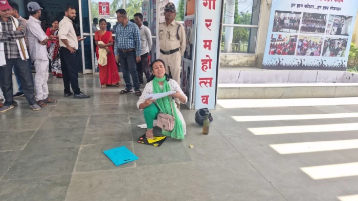 जनसुनवाई में महिला पेट्रोल बोतल लेकर पहुंची, अधिकारियों ने संभाली स्थिति