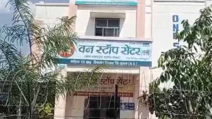 वन स्टॉप सेंटर से 3 नाबालिग बालिकाएं फरार, खिड़की तोड़कर देर रात भागीं-मचा हड़कंप 22 वन स्टॉप सेंटर से 3 नाबालिग बालिकाएं फरार, खिड़की तोड़कर देर रात भागीं-मचा हड़कंप