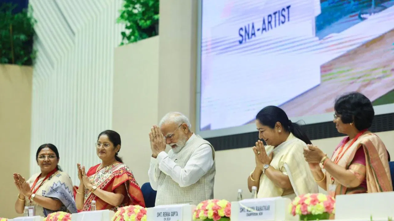 नारी शक्ति वंदन सम्मेलन: CM रेखा गुप्ता ने महिलाओं से मिस्ड कॉल अभियान से जुड़ने की अपील, 33% आरक्षण पर बड़ा बयान