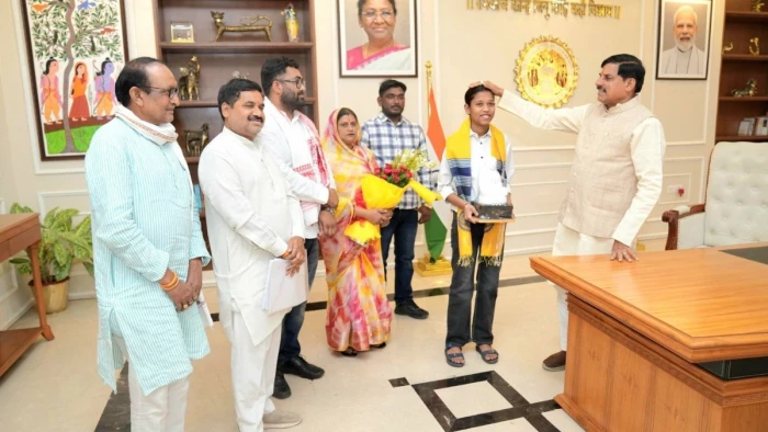 499/500 अंक लाने वाली प्रतिभा को CM मोहन यादव ने दिए 1 लाख रुपये, कहा-“प्रदेश की शान हैं बेटियां”