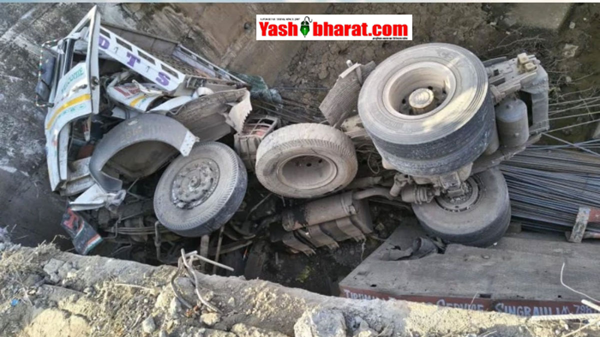 NH 39 Road रामपुर बघेलान में सड़क हादसा: सरिया लदा ट्रक नहर में गिरा, चालक-क्लीनर सहित 3 की मौत