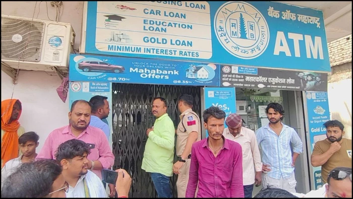 Sighrauli Bank Loot: दिनदहाड़े बैंक में धावा, हथियारबंद बदमाशों ने 35 लाख कैश और गोल्ड लूटा, कर्मचारियों को बनाया बंधक