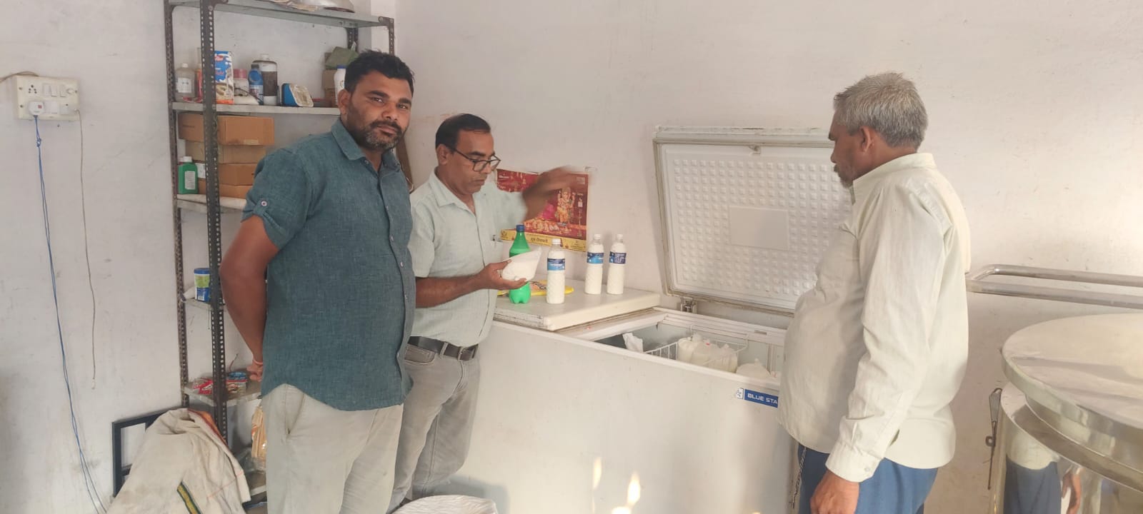विजयराघवगढ़ में मिलावटखोरों पर हड़कंप: महालक्ष्मी डेयरी पर खाद्य विभाग का छापा, दूध और क्रीम के सैंपल जब्त