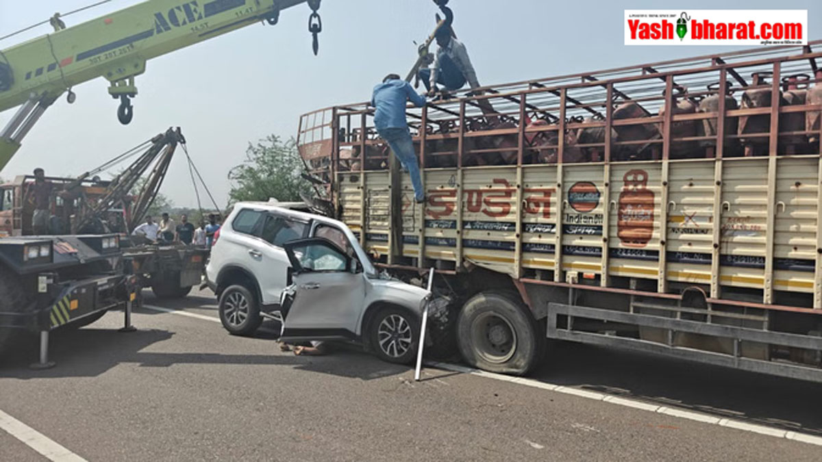Bundelkhand Expressway Accident: बुंदेलखंड एक्सप्रेसवे पर भीषण हादसा, सिलेंडर लदे ट्रक में घुसी स्कॉर्पियो; आजमगढ़ के एक ही परिवार के 4 लोगों की मौत