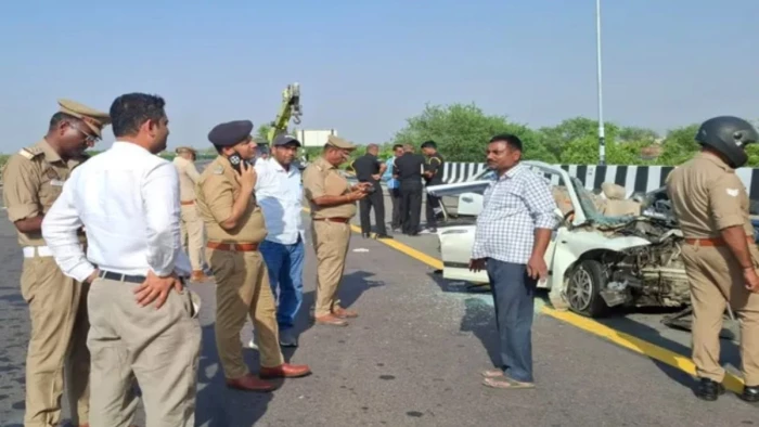 पूर्वांचल एक्सप्रेस-वे पर भीषण हादसा: तेज रफ्तार कार कंटेनर में पीछे से घुसी, दंपती समेत 5 लोगों की दर्दनाक मौत