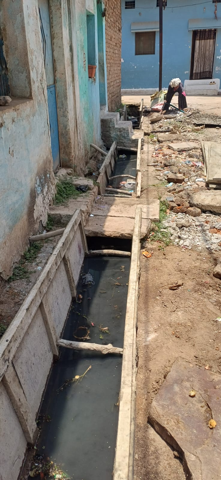 अंदर सड़ांध और गंदगी जस की तस है और ऊपर से विकास का नकाब पहुंच और पावर के दम पर नियमों की हत्या वार्ड 27 में गंदगी पर ढंका जा रहा विकास, निगम के लाखों पर उठे सवाल, वार्डवासियों ने उठाई गुणवत्ता की आवाज 21 IMG 20260513 WA0056
