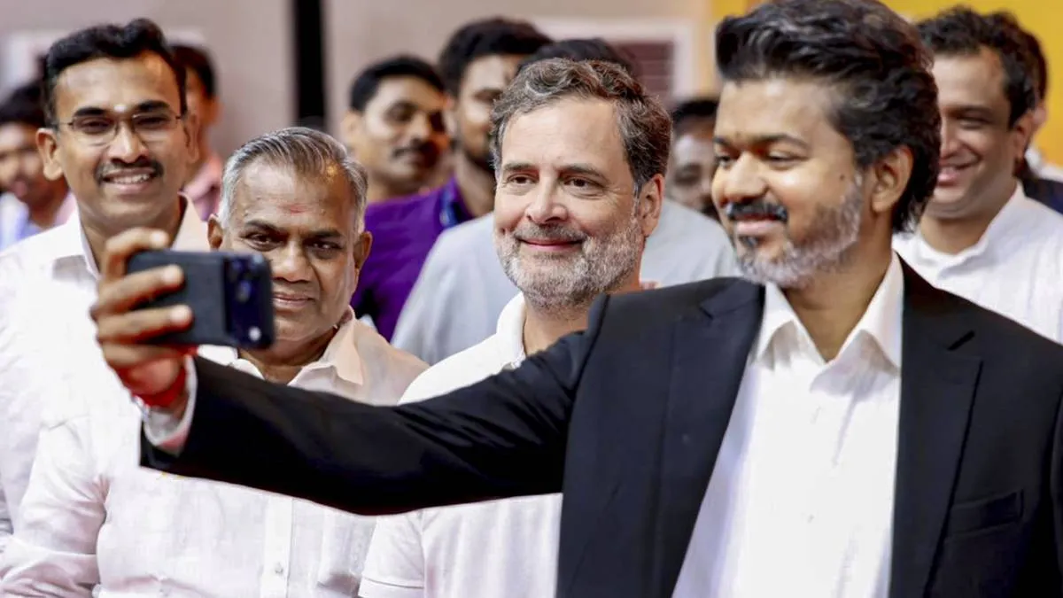 तमिलनाडु में 'थलापति' राज: मुख्यमंत्री बनते ही विजय ने जीता दिल; शपथ ग्रहण के बीच मंच पर उठाई टेबल, देखते रह गए नेता