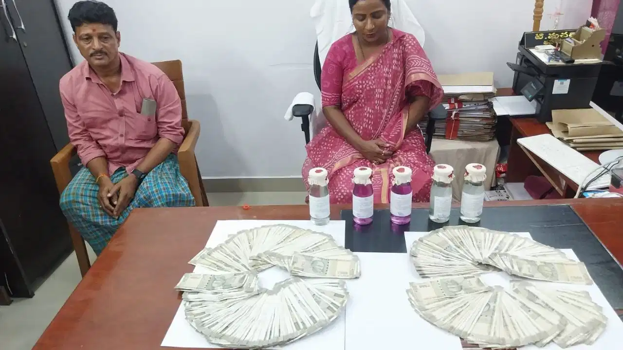 Telangana ACB Raid: मेडचल-मलकाजगिरी में ACB का बड़ा धमाका; 30 लाख की घूसखोरी में महिला तहसीलदार 2 लाख लेते रंगे हाथों गिरफ्तार 22 Telangana ACB Raid: मेडचल-मलकाजगिरी में ACB का बड़ा धमाका; 30 लाख की घूसखोरी में महिला तहसीलदार 2 लाख लेते रंगे हाथों गिरफ्तार