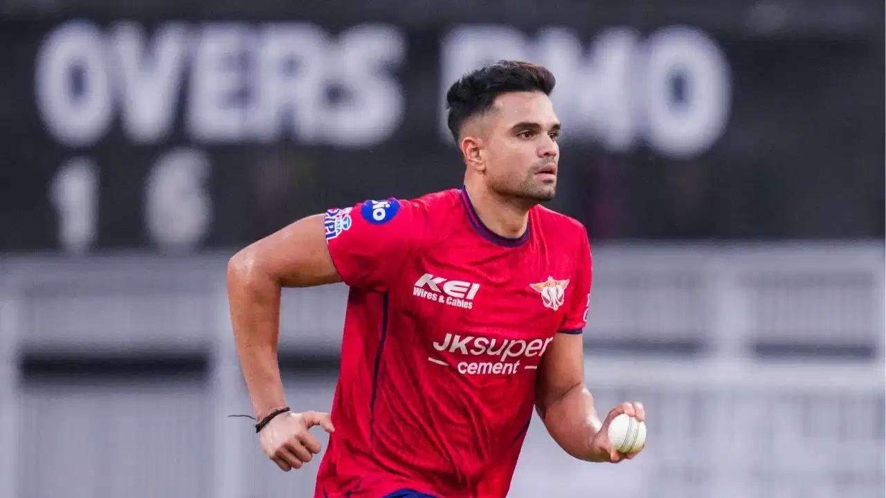 Arjun Tendulkar LSG Debut: आईपीएल में अर्जुन तेंदुलकर की धमाकेदार वापसी- मुंबई का साथ छोड़ अब लखनऊ सुपर जायंट्स के लिए किया डेब्यू