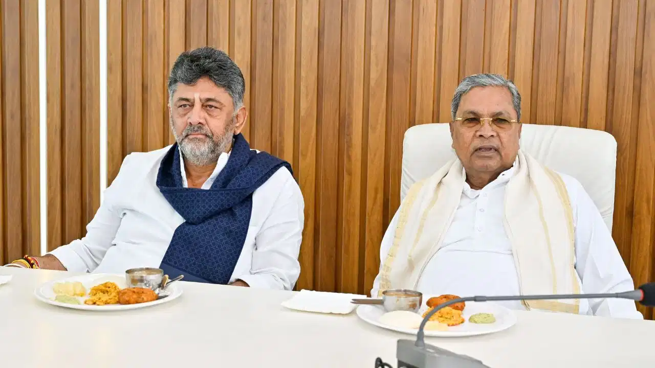 Karnataka Political Crisis: कर्नाटक की राजनीति में बड़ा भूचाल-मुख्यमंत्री सिद्धारमैया ने किया इस्तीफे का ऐलान; डीके शिवकुमार के सीएम बनने का रास्ता साफ