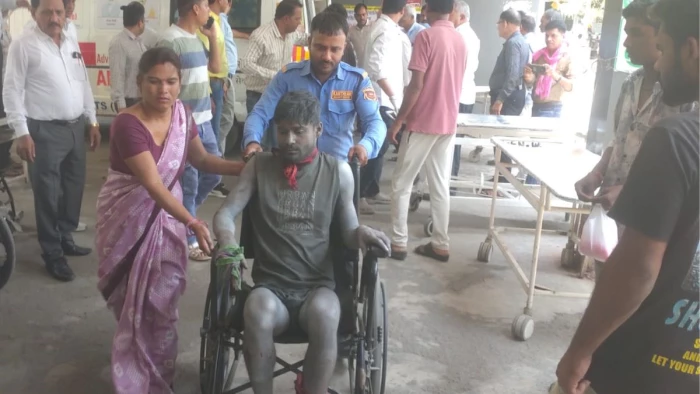 MP Factory Blast: एबी रोड पर पटाखा फैक्ट्री में विस्फोट; 3 की मौत, 23 से ज्यादा झुलसे, सड़क पर बिखरे मांस के लोथड़े