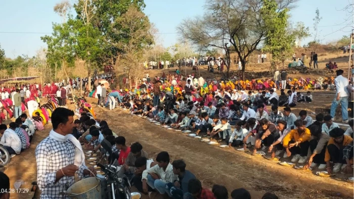 सादगी की मिसाल: आदिवासी शादियों में न टेंट का तामझाम, न फिजूलखर्ची; गर्म खेतों में जमीन पर बैठकर हो रही दावत