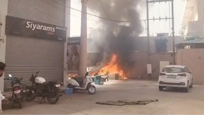 EV Fire: डोमिनोज आउटलेट के बाहर चार्ज हो रही ई-स्कूटी की बैटरी फटी, एक के बाद एक 8 गाड़ियां जलकर खाक, मची अफरा-तफरी