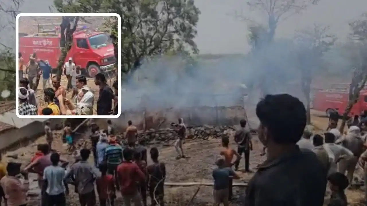 MP Sidhi Fire Tragedy: एमपी के सीधी में काल बनी शॉर्ट सर्किट की चिंगारी; खपरैल मकान में जिंदा जले एक ही परिवार के 3 मासूम बच्चे, गांव में पसरा मातम 22 MP Sidhi Fire Tragedy: एमपी के सीधी में काल बनी शॉर्ट सर्किट की चिंगारी; खपरैल मकान में जिंदा जले एक ही परिवार के 3 मासूम बच्चे, गांव में पसरा मातम
