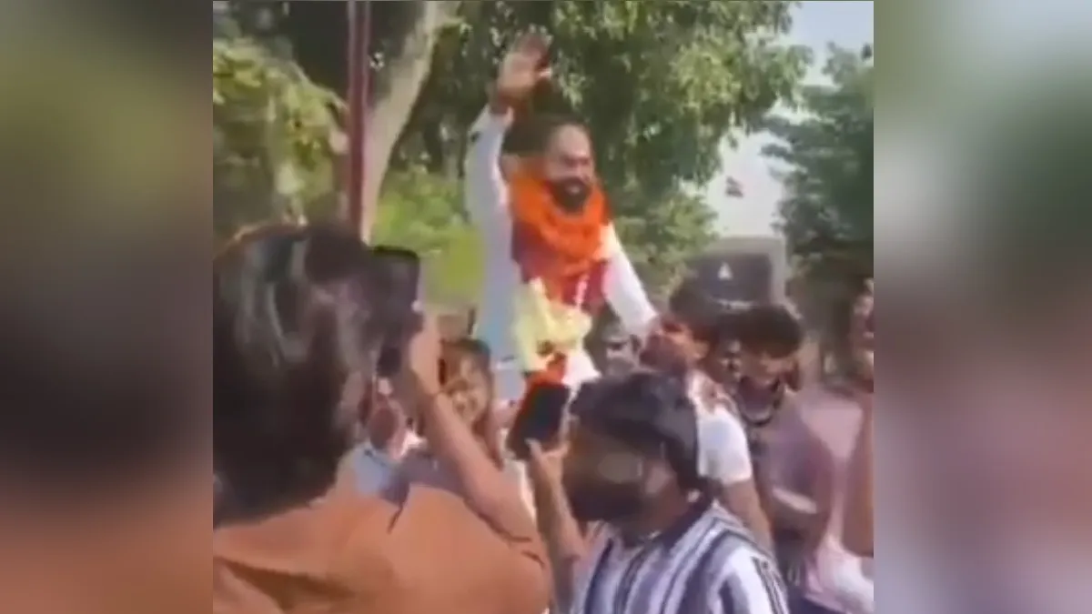 : LLB छात्रा से रेप का आरोपी 8 महीने बाद जेल से छूटा, समर्थकों ने फूल बरसाकर निकाला गाड़ियों का काफिला; वीडियो वायरल। 