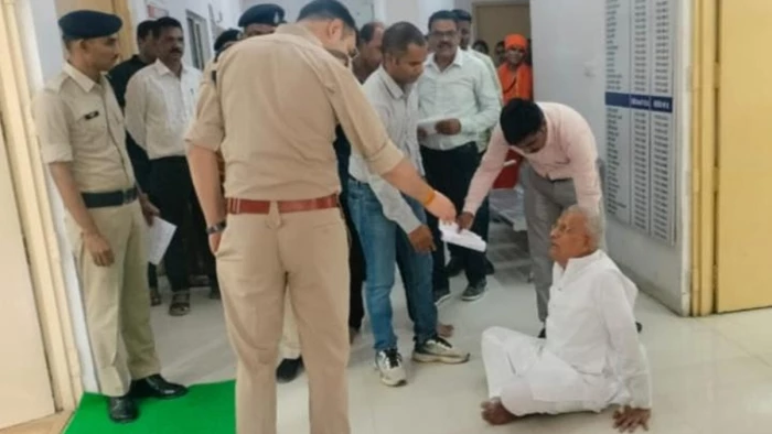 सुनवाई नहीं हुई तो पार्टी छोड़ दूंगा...' SP दफ्तर के बाहर धरने पर बैठे पूर्व गृह मंत्री हिम्मत कोठारी; अपनी ही सरकार पर उठाए सवाल 6 सुनवाई नहीं हुई तो पार्टी छोड़ दूंगा...' SP दफ्तर के बाहर धरने पर बैठे पूर्व गृह मंत्री हिम्मत कोठारी; अपनी ही सरकार पर उठाए सवाल