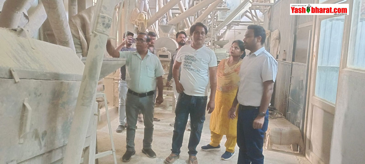 कटनी: इमलिया की 'शिव पल्सेज' दाल मिल पर प्रशासन का छापा, दस्तावेज न मिलने पर थमाया नोटिस; भोपाल भेजे गए अरहर दाल के सैंपल