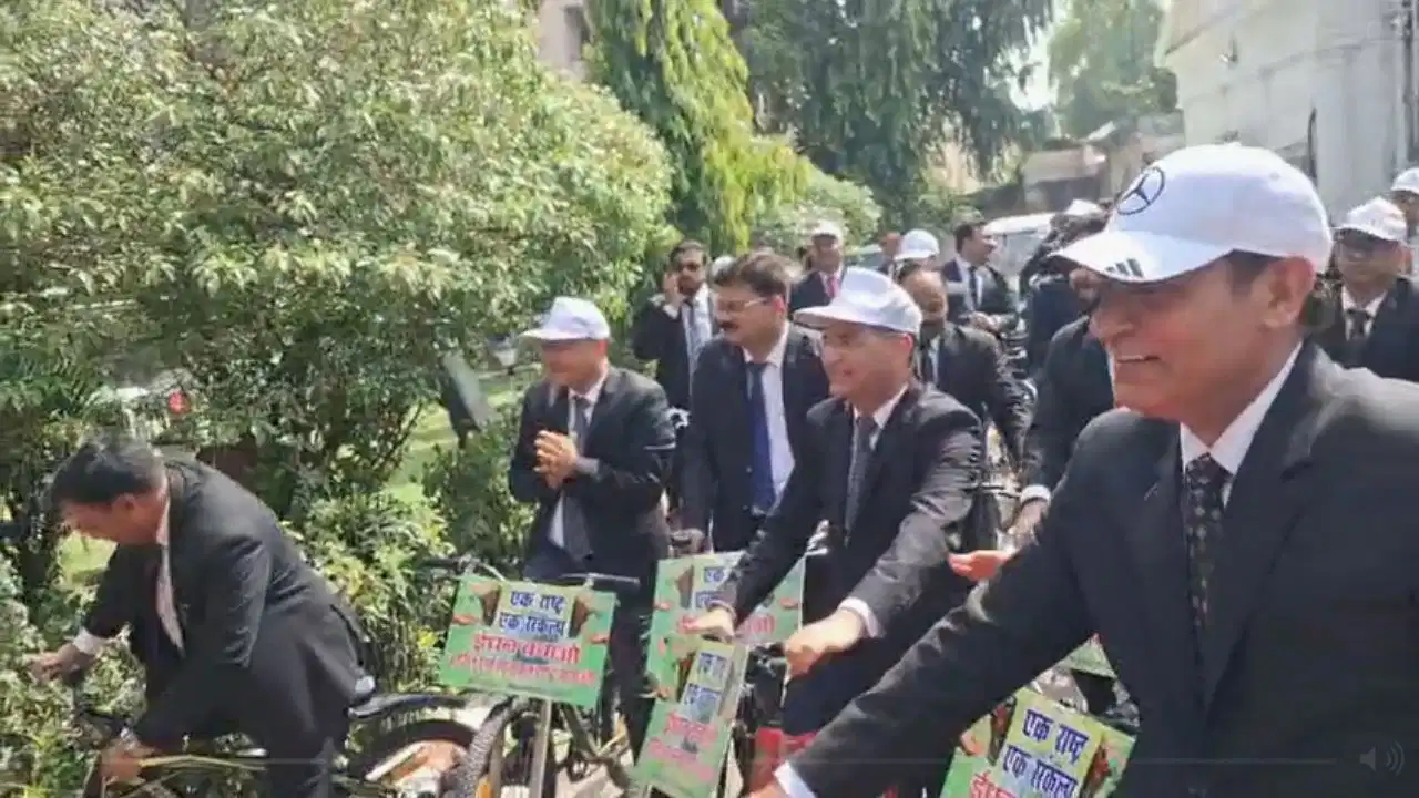 ऑर्डर-ऑर्डर बोलने वाले 'साइकिल से माय लॉर्ड जब चमचमाती कारें खड़ी कर लखनऊ की सड़कों पर पैडल मारने लगे हाई कोर्ट के जज, तस्वीरें देख देश कर रहा सलाम 22 ऑर्डर-ऑर्डर बोलने वाले 'साइकिल से माय लॉर्ड जब चमचमाती कारें खड़ी कर लखनऊ की सड़कों पर पैडल मारने लगे हाई कोर्ट के जज, तस्वीरें देख देश कर रहा सलाम