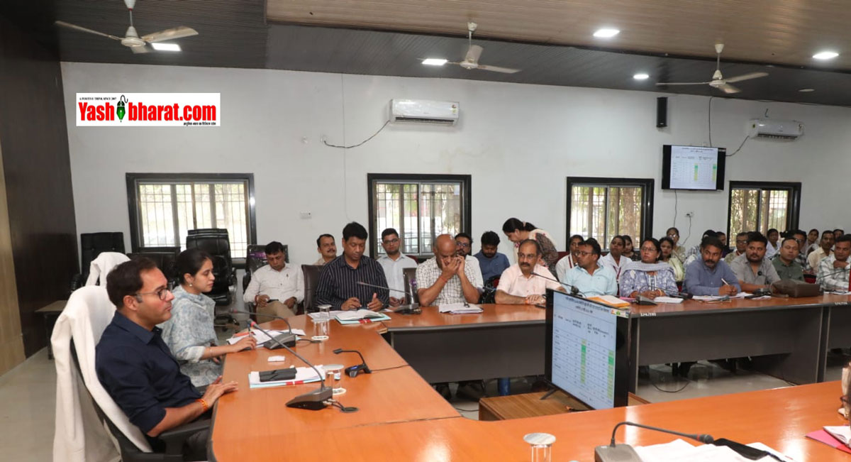 Katni District Bureau: स्वास्थ्य समीक्षा बैठक में कलेक्टर के सख्त तेवर; लापरवाही पर वेतन वृद्धि रोकी, सेवा समाप्ति के निर्देश; जिले में साइबर तहसील 2.0 और यूसीसी पर अहम बैठकें