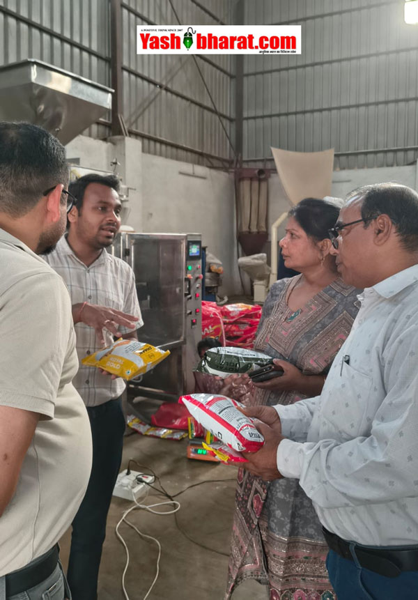 Katni Raid: कटनी के लमतरा औद्योगिक क्षेत्र में प्रशासन का छापा; गंदगी के बीच तैयार हो रहे थे मसाले, महावीर ट्रेडिंग का लाइसेंस होगा सस्पेंड 22 Katni Raid: कटनी के लमतरा औद्योगिक क्षेत्र में प्रशासन का छापा; गंदगी के बीच तैयार हो रहे थे मसाले, महावीर ट्रेडिंग का लाइसेंस होगा सस्पेंड
