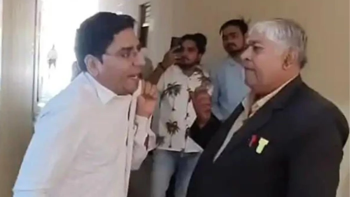 महिला बाल विकास विभाग में 'RTI' पर रण: वकील और अधिकारी के बीच तीखी झड़प, अधिकारी बोले- क्या मुझे मारोगे?, वीडियो हुआ वायरल 22 कटनी में चना-मसूर खरीदी की रफ्तार तेज: अब तक 916 मीट्रिक टन उपज की हुई खरीद; जानें क्या है नया समर्थन मूल्य और भुगतान की स्थिति