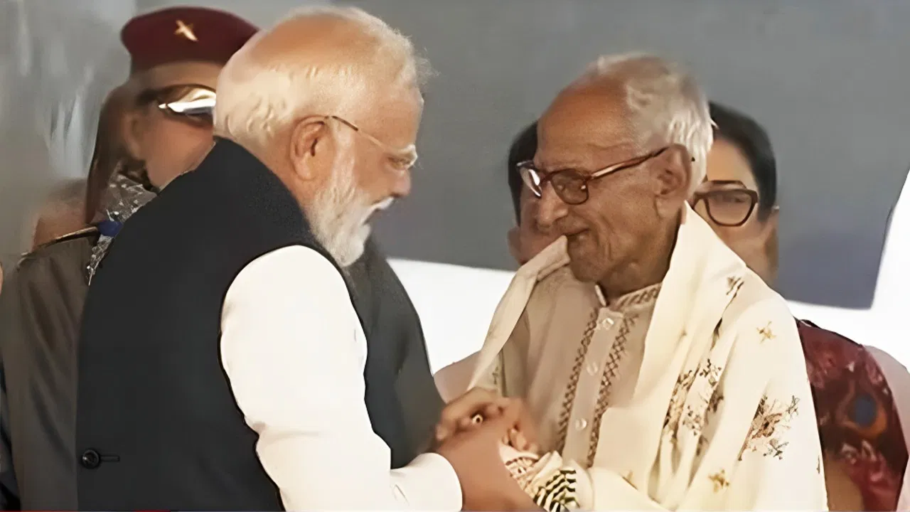 शपथ ग्रहण मंच पर भावुक क्षण: PM मोदी ने लिया 98 वर्षीय माखनलाल सरकार का आशीर्वाद; कौन हैं बंगाल BJP के ये 'भीष्म पितामह'?