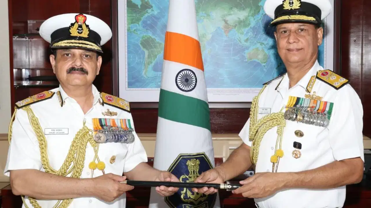 Indian Navy New VCNS: वाइस एडमिरल अजय कोचर बने भारतीय नौसेना के 48वें वाइस चीफ; नेशनल वॉर मेमोरियल जाकर शहीदों को दी श्रद्धांजलि 22 Indian Navy New VCNS: वाइस एडमिरल अजय कोचर बने भारतीय नौसेना के 48वें वाइस चीफ; नेशनल वॉर मेमोरियल जाकर शहीदों को दी श्रद्धांजलि