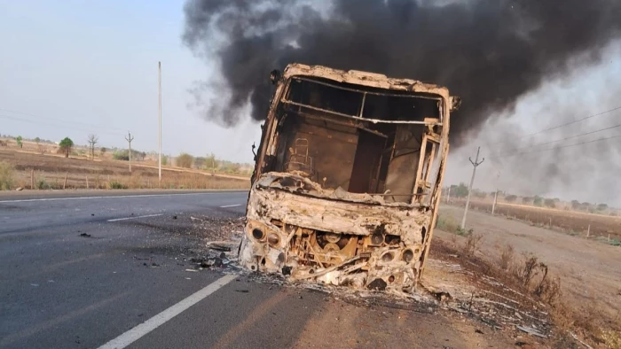 MP Bus Fire: विदिशा में चलते-चलते आग का गोला बनी लग्जरी स्लीपर बस; ड्राइवर की सूझबूझ से बची यात्रियों की जान, सामान जलकर खाक 22 MP Bus Fire: विदिशा में चलते-चलते आग का गोला बनी लग्जरी स्लीपर बस; ड्राइवर की सूझबूझ से बची यात्रियों की जान, सामान जलकर खाक