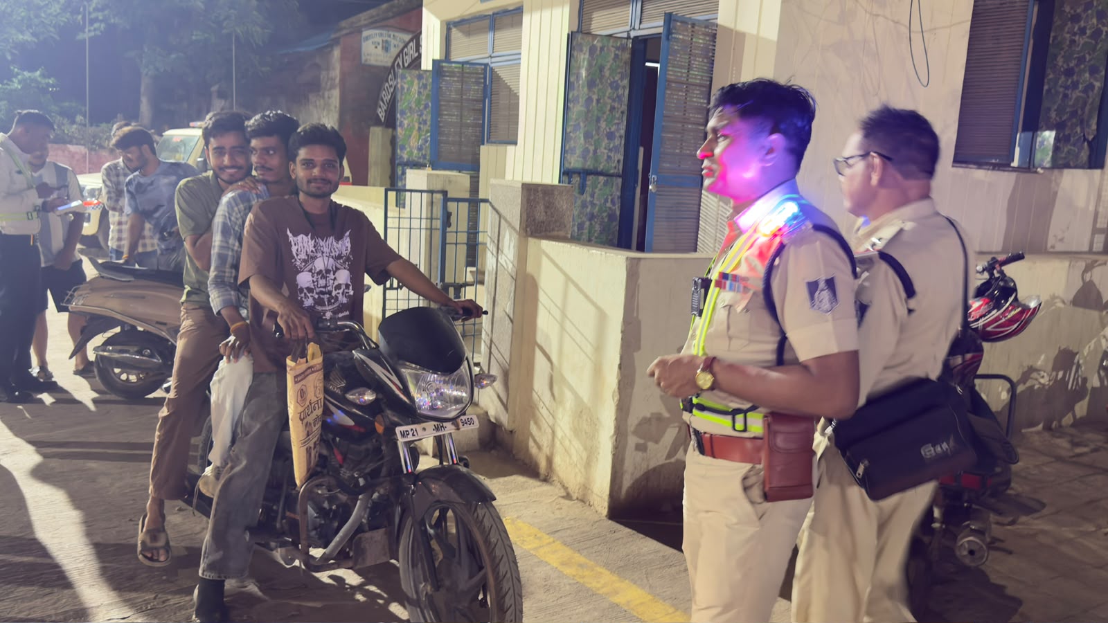 सड़क सुरक्षा एवं यातायात नियमों के पालन हेतु विशेष चालान एवं जागरूकता अभियान चलाया गया,यातायात नियमों की उल्लंघन करने वाले दो पहिया चार पहिया वाहन चालकों के विरुद्ध 1008 चालान कर 5 लाख से अधिक राशि का जुर्माना किया गया 42 IMG 20260611 WA0068